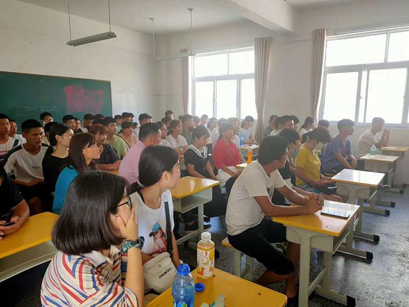 陈校长、侯校长为升入菏泽一中的部分学子开启一课