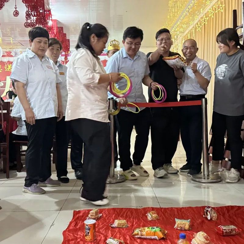 温馨生日会，情暖教师心