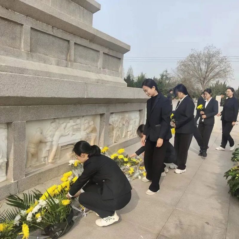 缅怀革命先烈，传承爱国精神