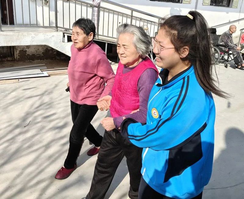 青春献爱心，敬老树新风—— 菏泽鲁西新区晨曦学校学雷锋活动月