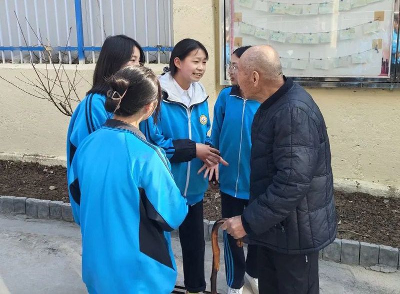 青春献爱心，敬老树新风—— 菏泽鲁西新区晨曦学校学雷锋活动月