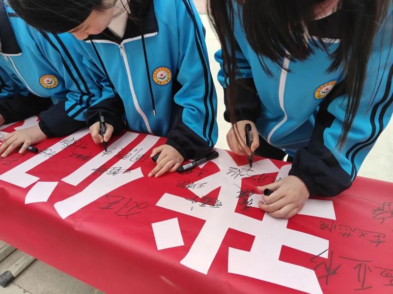 弘扬雷峰精神，文明与爱同行——菏泽鲁西新区晨曦学校开展学雷锋活动
