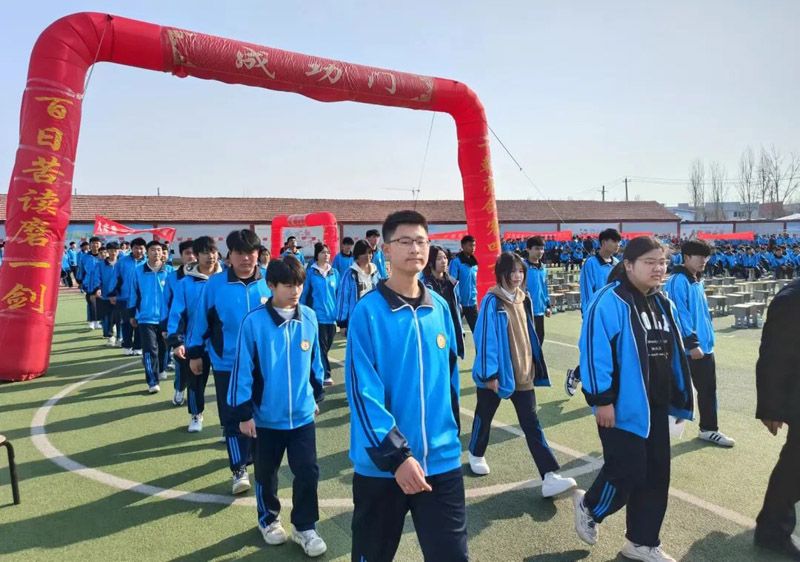 争雄顶峰勤砺剑 笑傲中考勇夺魁——晨曦学校举行2024届初三百日冲刺誓师大会