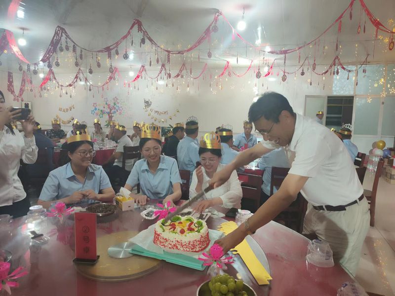 温馨生日会，情暖教师心
