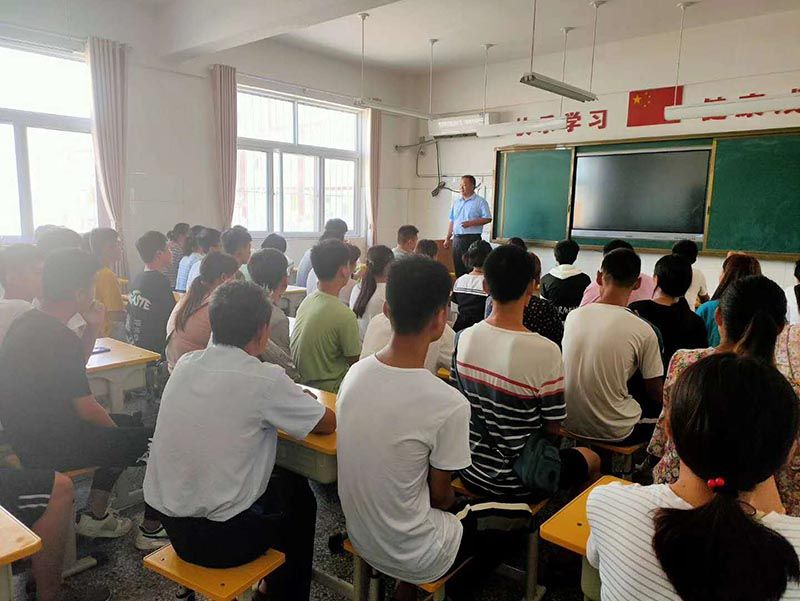 陈校长、侯校长为升入菏泽一中的部分学子开启一课